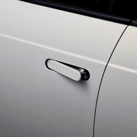 Vy snett framifrån av Honda Urban EV Concept med förnybar energi.