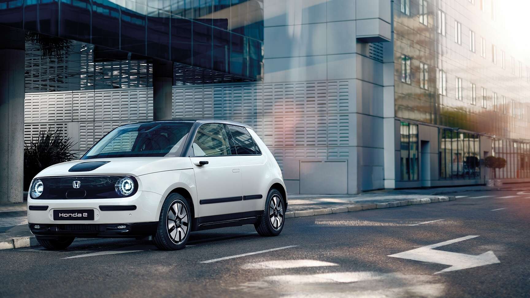 Honda e på gatan med byggnader i bakgrunden