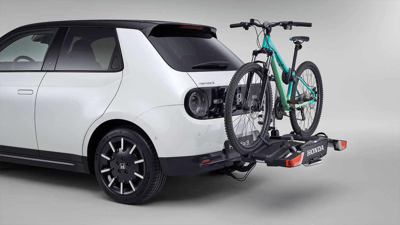 Trekvartsvy bakifrån på Honda e med avtagbar cykelhållare