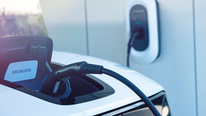Närbild på Honda Power Charger vid laddningsstation.