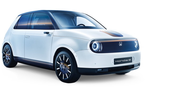 Honda E backar in på en parkeringsruta