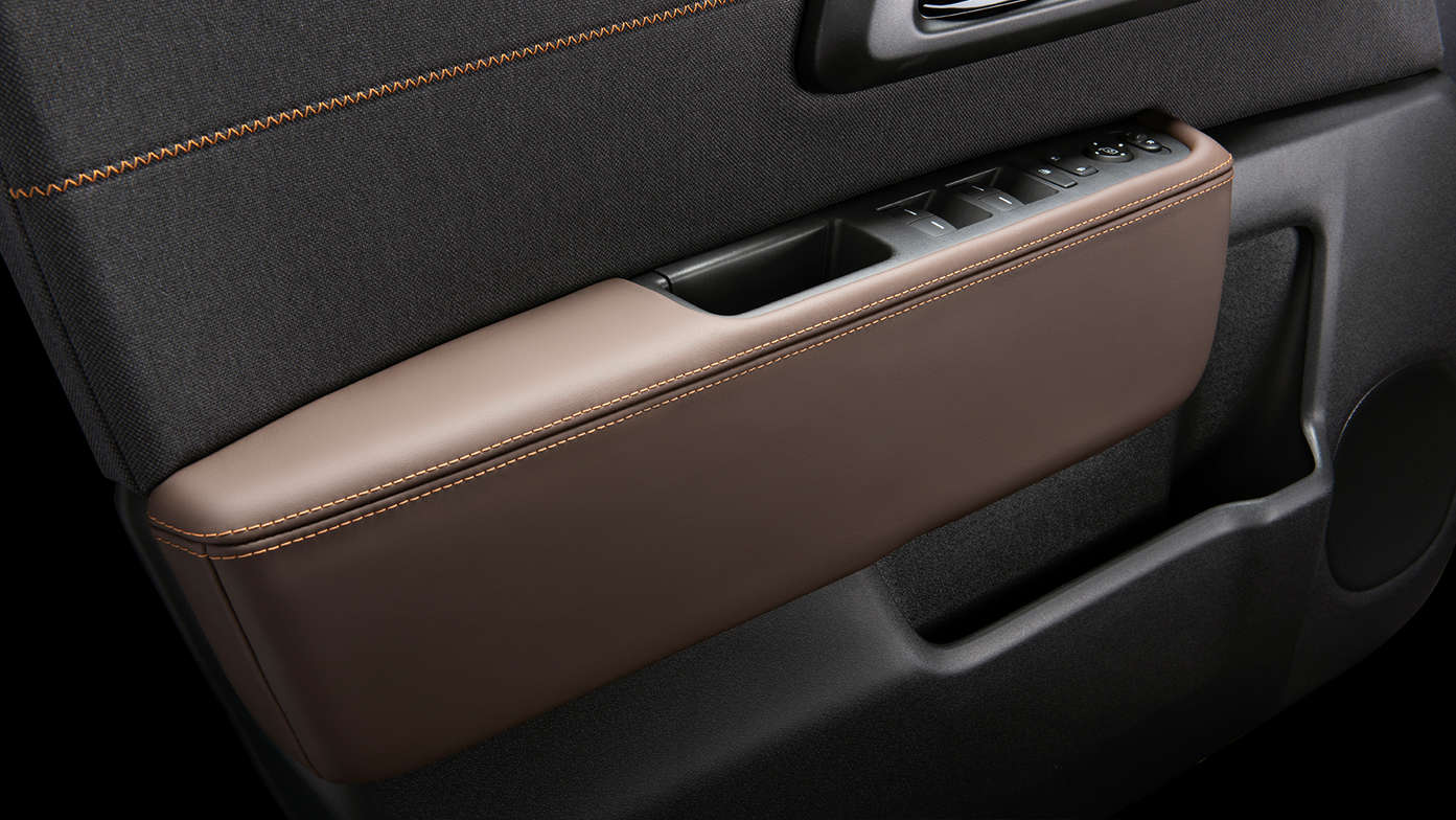 Närbild på skinnklätt armstöd i Dark Brown