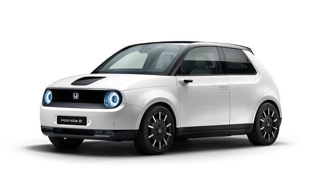 Vy snett från sidan av Honda e i Platinum White Pearl.