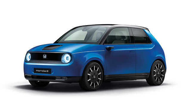 Vy snett från sidan av Honda e i Premium Crystal Blue Metallic.