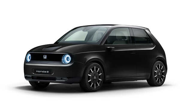 Vy snett från sidan av Honda e i Crystal Black Pearl.