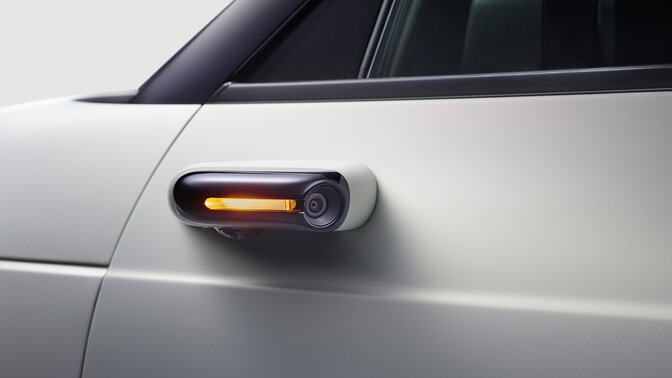 Närbild av spegelsystem med sidokamera på Honda e