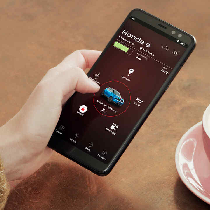 Närbild av appen för den digitala nyckeln för Honda e på en telefon. 