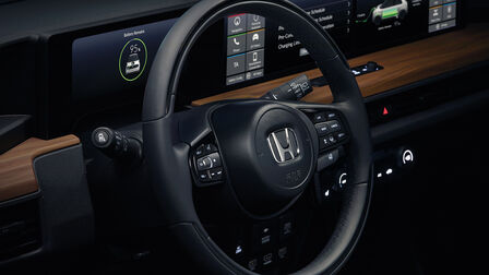 Närbild av ratten i Honda e. 