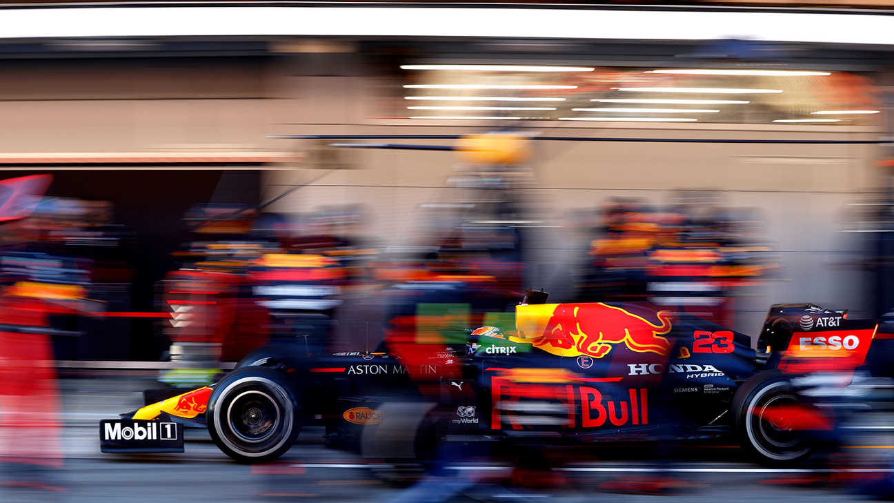 Aston Martin Red Bull-tävlingsbil i depån