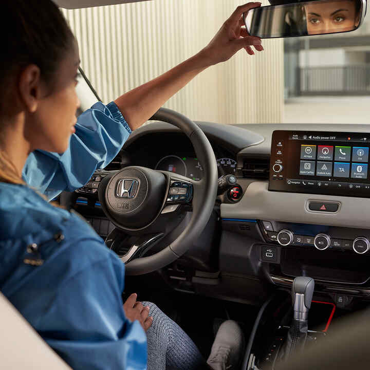 Interiören för främre förarsäte och instrumentpanel i HR-V. 