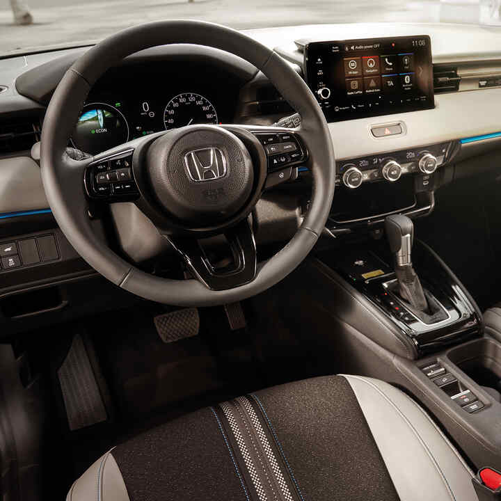 Inredningen för främre förarsäte och instrumentpanel i HR-V. 