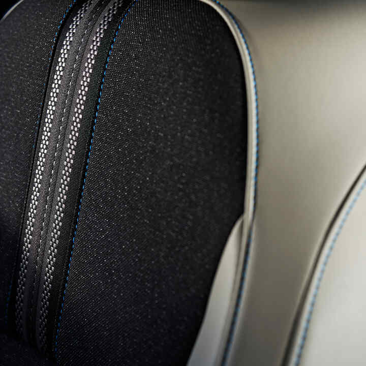 Detaljerad närbild av sömmarna i HR-V-sätet. 
