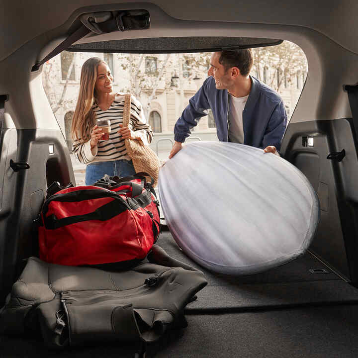Par som fyller bagageutrymmet i HR-V med bagage. 