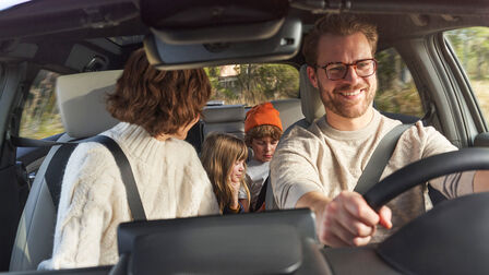 En familj som &aring;ker i en Honda