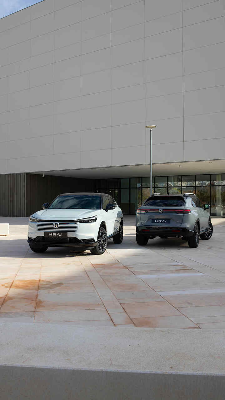 Två Honda HR-Vs parkerade utanför en byggnad