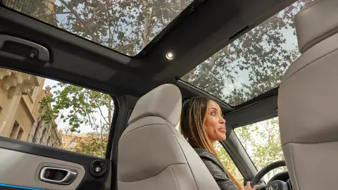 Insidan av panoramaglastaket i Honda HR-V. 