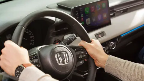 Närbild av händer på ratten i Honda HR-V