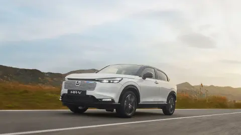 3/4 vy framifrån av Honda HR-V som körs på landsbygden