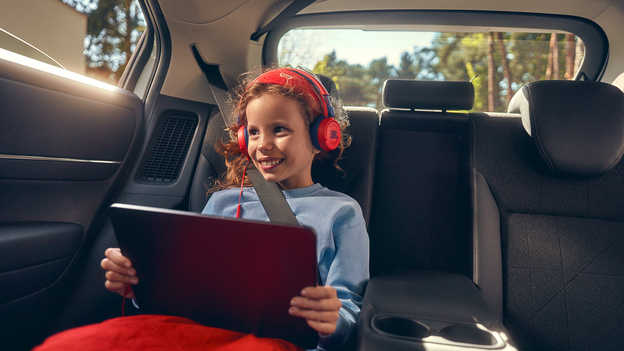 Barn som färdas i HR-V hybrid ansluten till wifi-hotspot