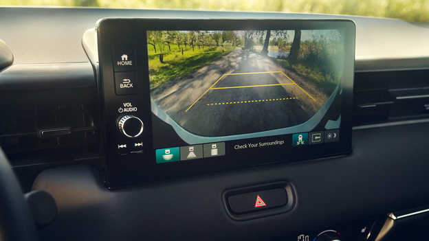 Backkameran visar en vidvinkelvy av området direkt bakom bilen på 9-tumsskärmen
