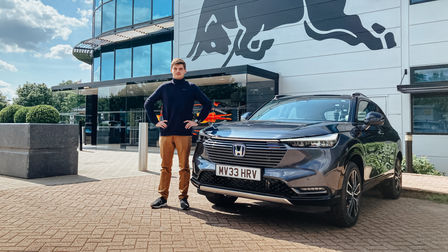 Max Verstappen står bredvid en Honda HR-V