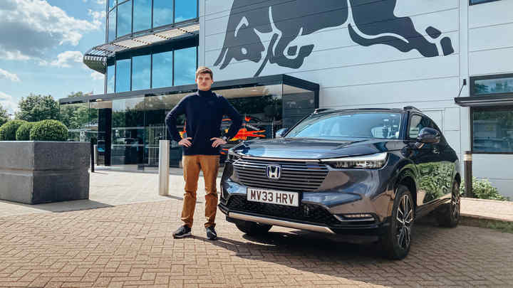 Max Verstappen står bredvid en Honda HR-V