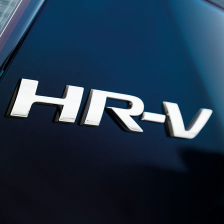 Närbild på logotypen för Honda HR-V.