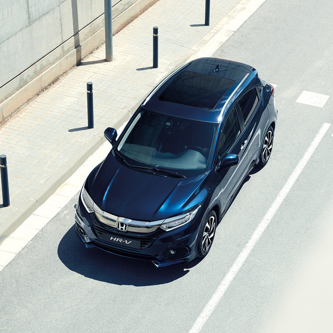 Vy ovanifrån av Honda HR-V bil i stadsmiljö.