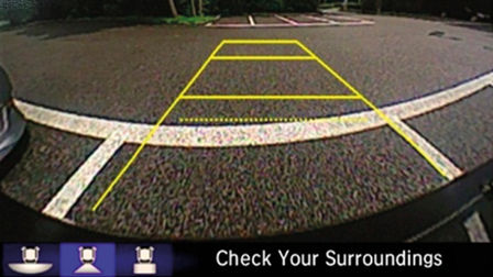 N&auml;rbild bakifr&aring;n av backkamera i Honda Jazz.