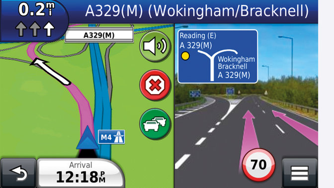 N&auml;rbild bakifr&aring;n av backkamera i Honda Jazz.