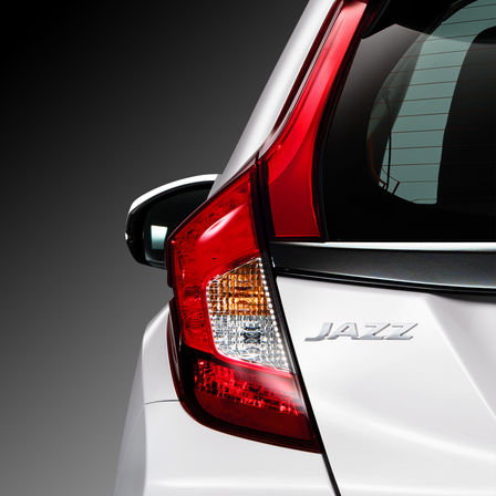 N&auml;rbild av bakljusen p&aring; Honda Jazz.