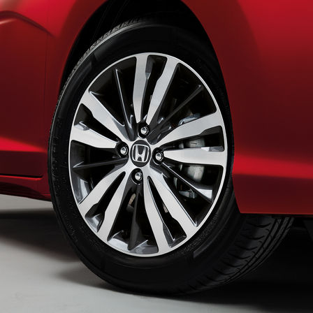 N&auml;rbild av hjulen p&aring; Honda Jazz.