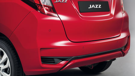 N&auml;rbild p&aring; den bakre st&ouml;tf&aring;ngaren p&aring; Honda Jazz Dynamic.