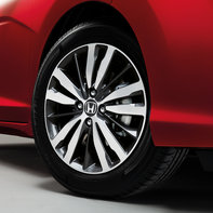 N&auml;rbild p&aring; hjulen p&aring; Honda Jazz Dynamic.