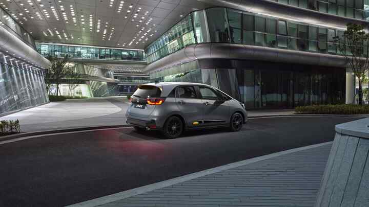 Vy bakifrån av Honda Jazz som är parkerad i en stadsmiljö.