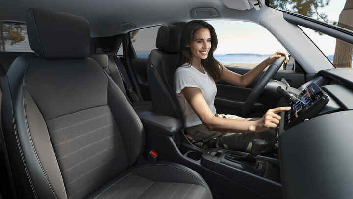 Interiören i en Jazz Hybrid, som körs av en kvinna.