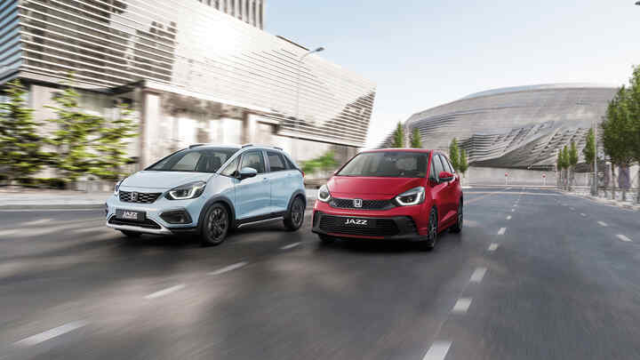 Vy bakifrån av Honda Jazz i kustmiljö.