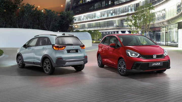 Två Honda Jazz, en bakifrån och en framifrån i stadsmiljö.