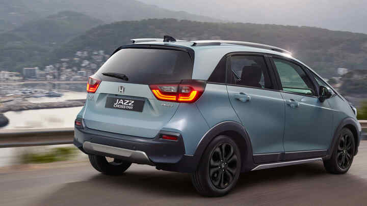 Bakifrån av Honda Jazz Crosstar som körs i en kustnära miljö. 