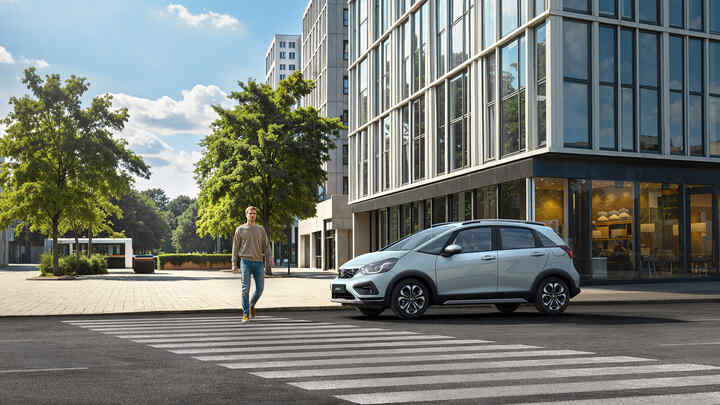 Två Honda Jazz parkerade utanför en kontorsbyggnad.