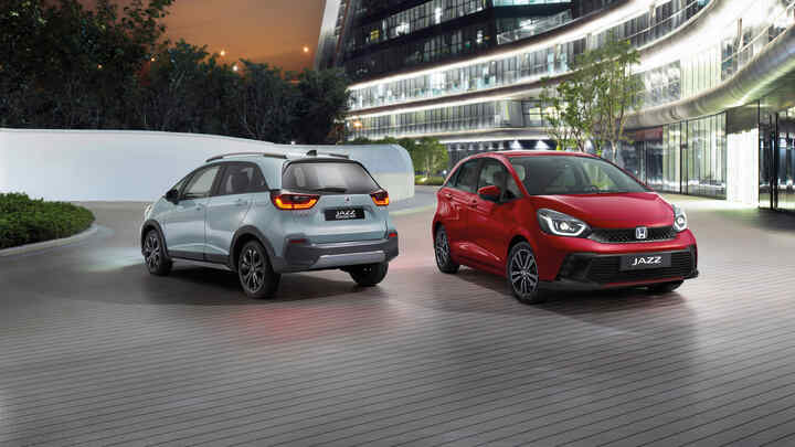 En Honda Jazz Hybrid och en Honda Jazz Crosstar parkerade bredvid varandra.