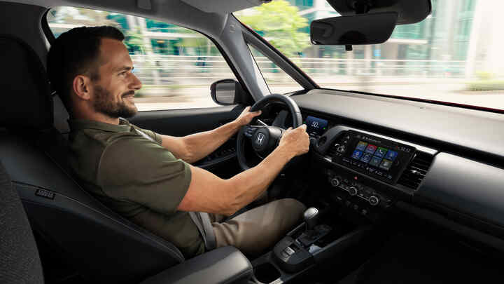 Interiörvy av instrumentbrädan i Honda Jazz.