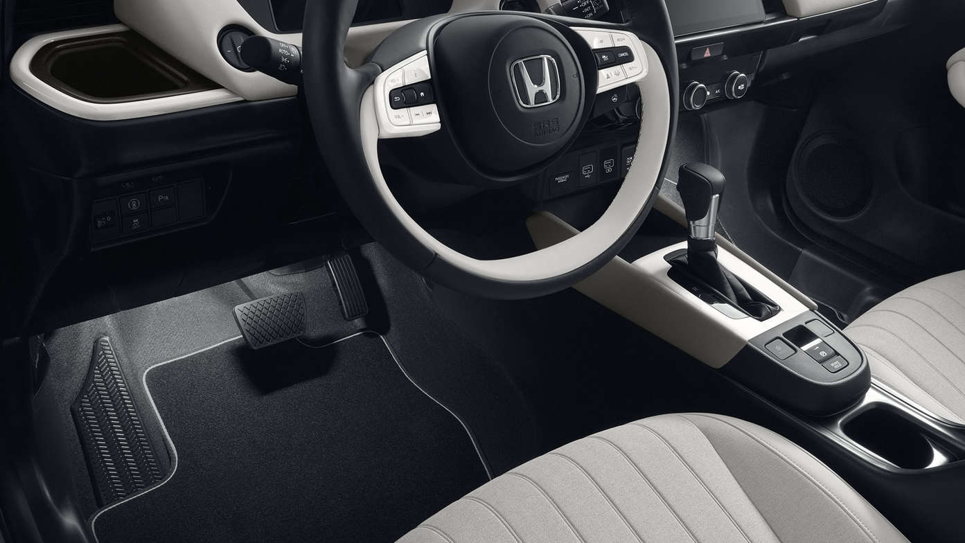 Närbild på inredningen i Honda Jazz Hybrid med ljuspaket.