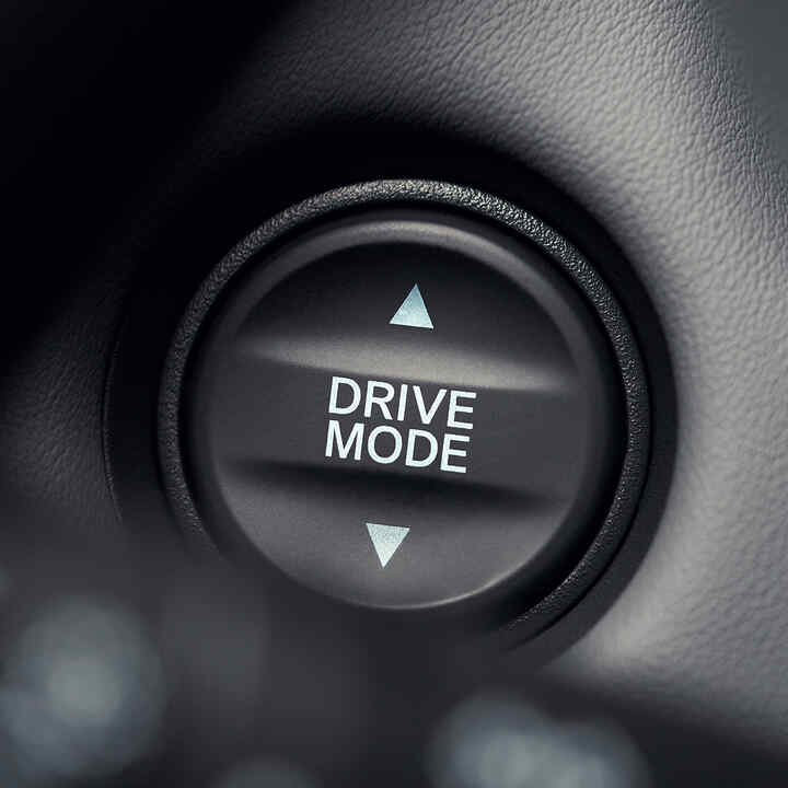 Närbild av körlägesknappen med vit text