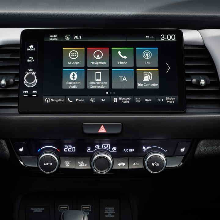Närbild på Honda Jazz infotainmentsystem.