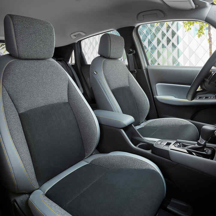 Grå säten med gula sömmar