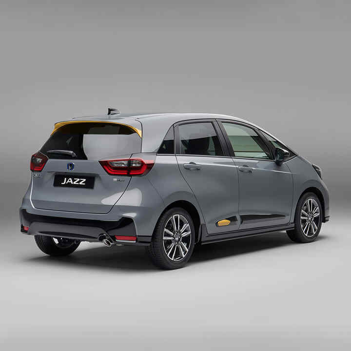 Honda eSymo framför en färgglad vägg