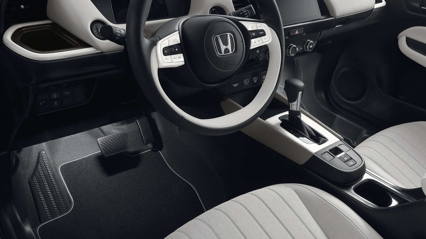 Närbild på interiören i Honda Jazz Hybrid med ljuspaket.