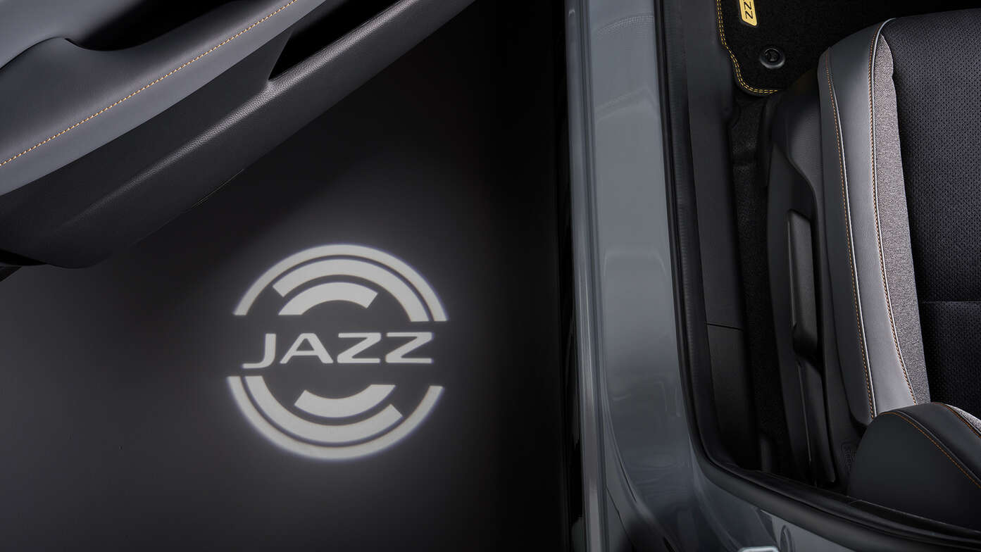 Närbild på fällbar bagagerumsorganiserare i Honda Jazz Hybrid.