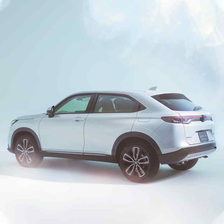 Bakre trekvartsvy av HR-V-hybrid i studio